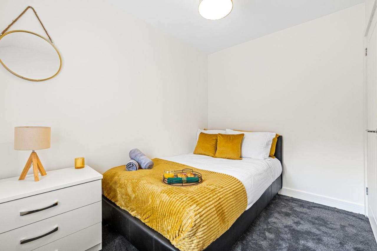 Walsall - 4 Bedroom House, Wi-Fi, Garden , Sleeps 8 - Jrr Stays Bescot Екстериор снимка